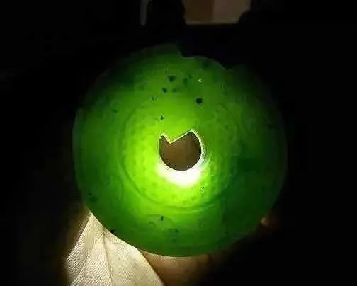 墨翠|翡翠戴久了发黑是身体生病了？你可当点心吧！