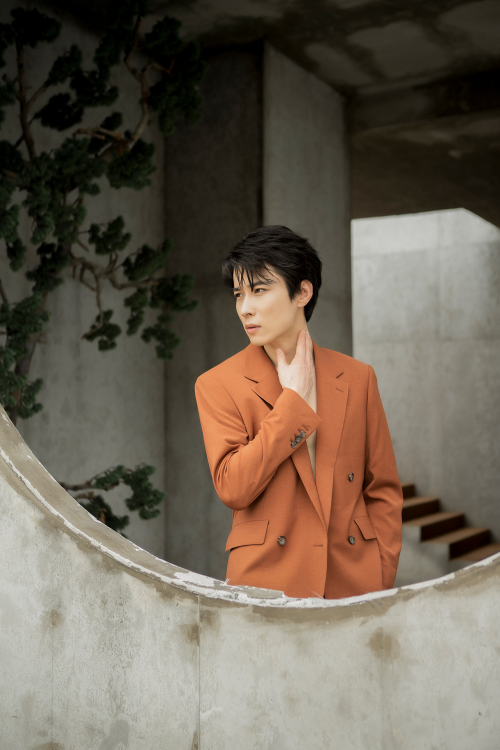 吴昊泽复古风写真上线 砖红西装高级感十足