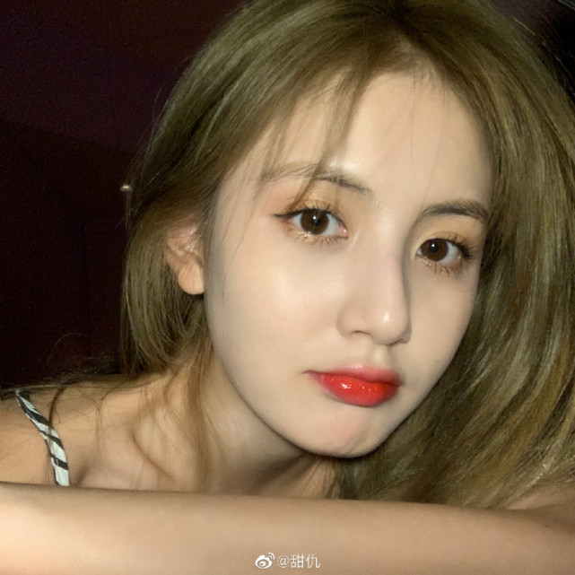 甜仇宣布分手,王思聪身边美女不断,甜仇却怒骂"臭男人走开"