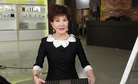 痛失40岁独子后,71岁夏台凤晒近照,满头白发脸部僵硬疑整容