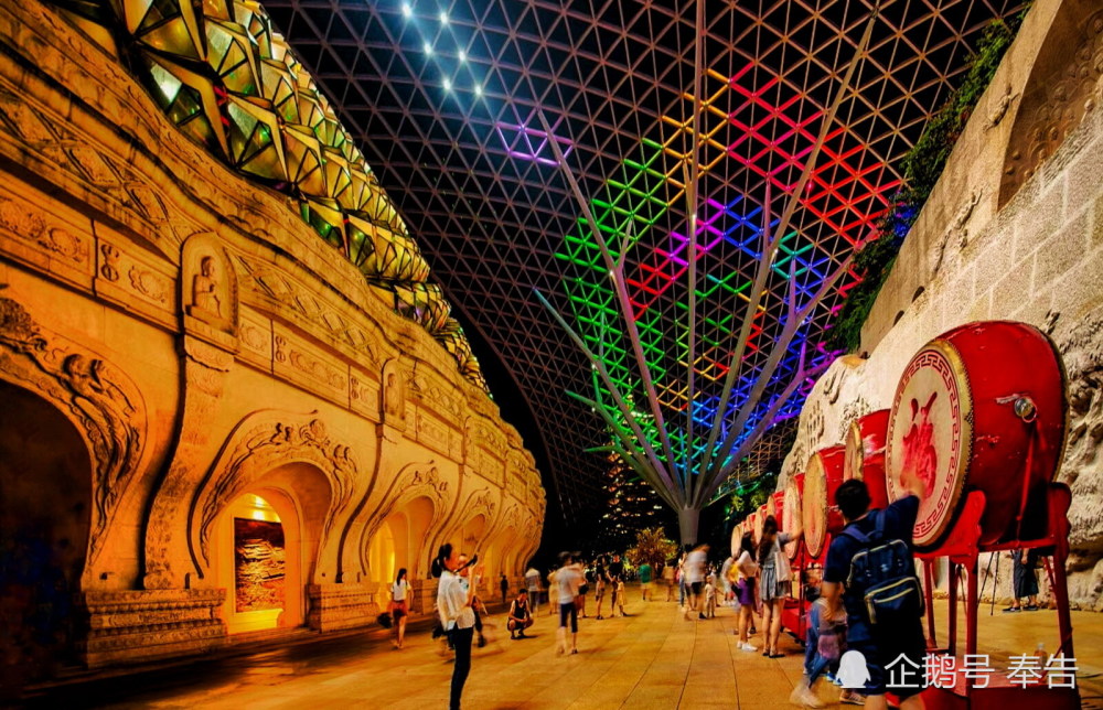 夜幕下的佛顶宫庞大的莲花造型与佛顶宫宏伟的气势相得益彰