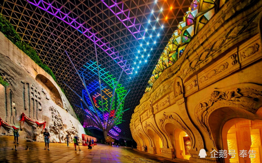 夜幕下的佛顶宫庞大的莲花造型与佛顶宫宏伟的气势相得益彰