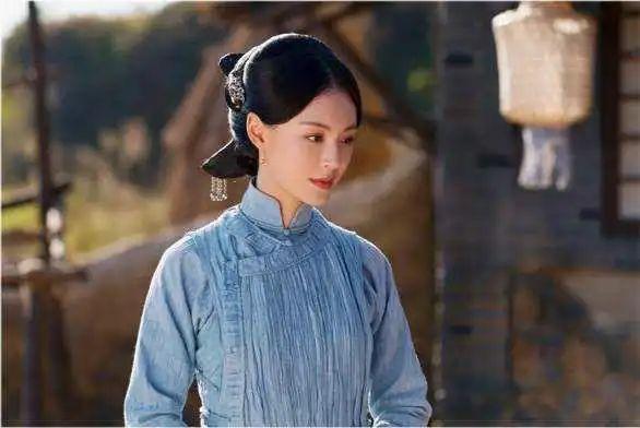 英雄岁月之王牌部队|肖战最新路透照：跟白鹿拥抱官配却是毛林林，感情戏受关注