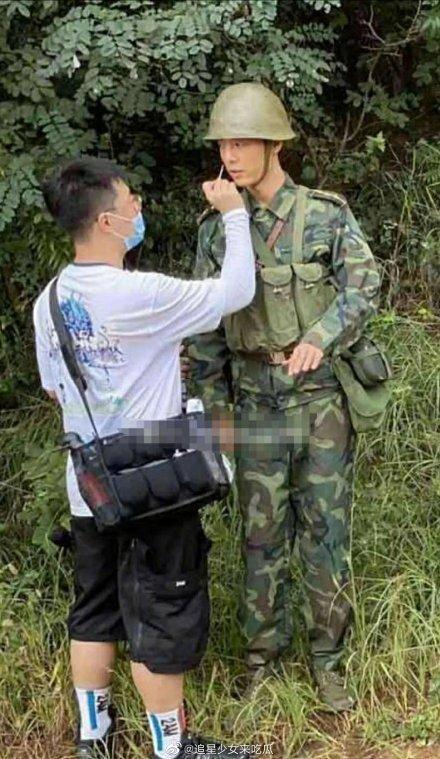 英雄岁月之王牌部队|肖战最新路透照：跟白鹿拥抱官配却是毛林林，感情戏受关注