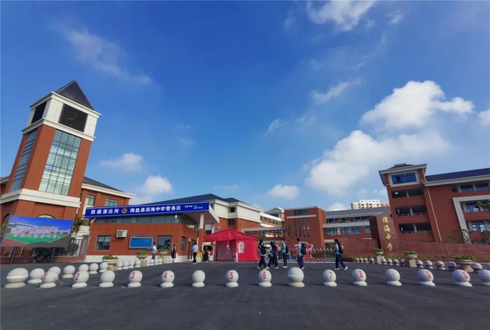 2019年起,学校各学科组每个月都会迎来上海专家,滨海中学还加入华东