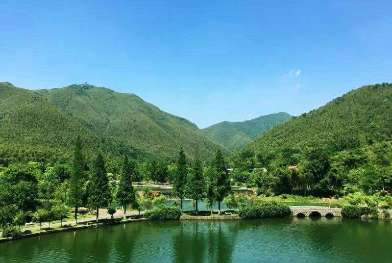 也有着深厚的文化底蕴,来丁蜀转转,看看黄龙山,与做壶师傅聊聊,与店主