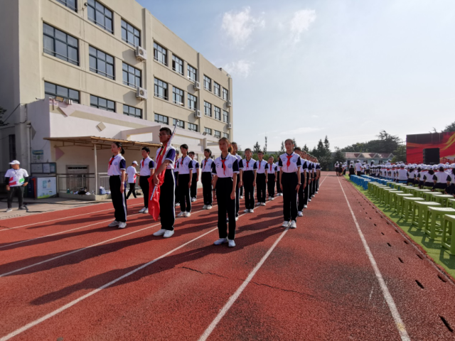 青岛市北中学成立开启新学期友邻青特置业送上开学礼物校训石