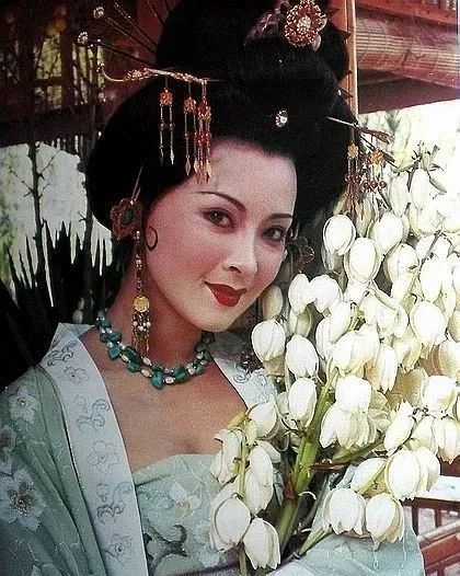 整容|00后高考完扎堆整容，中国的审美，什么时候沦落到靠整容脸来支撑了？