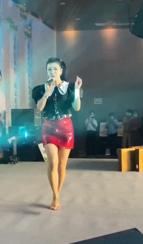 王蓉|42岁王蓉近况太唏嘘！穿红色皮裙跑商演，鞋子不合脚趾头都露外面