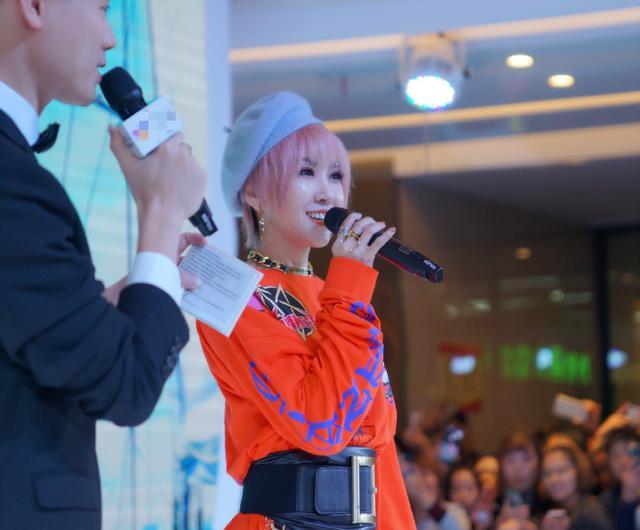 王蓉|42岁王蓉近况太唏嘘！穿红色皮裙跑商演，鞋子不合脚趾头都露外面