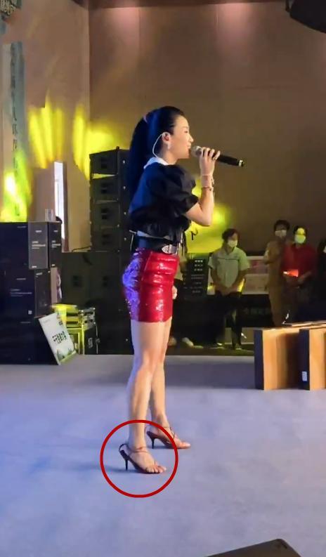 王蓉|42岁王蓉近况太唏嘘！穿红色皮裙跑商演，鞋子不合脚趾头都露外面