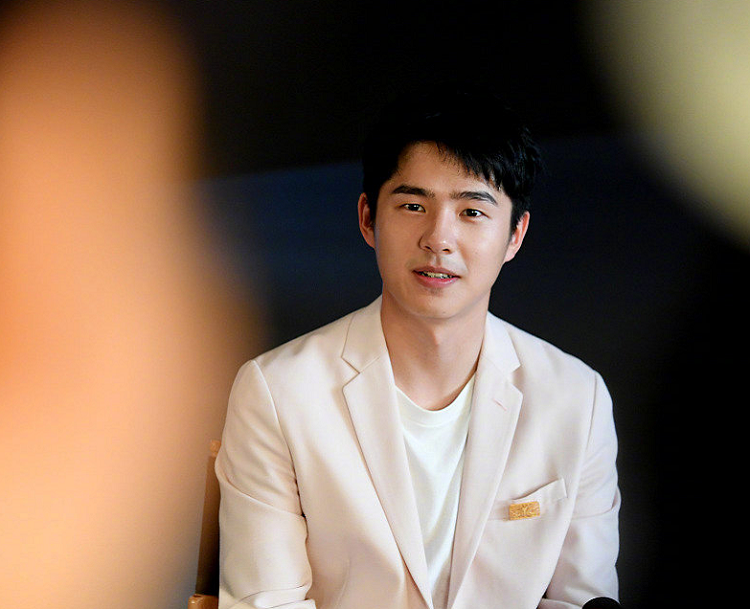 张新成|《默读》越传越离谱？继潘粤明张新成后，又传刘昊然和张若昀出演