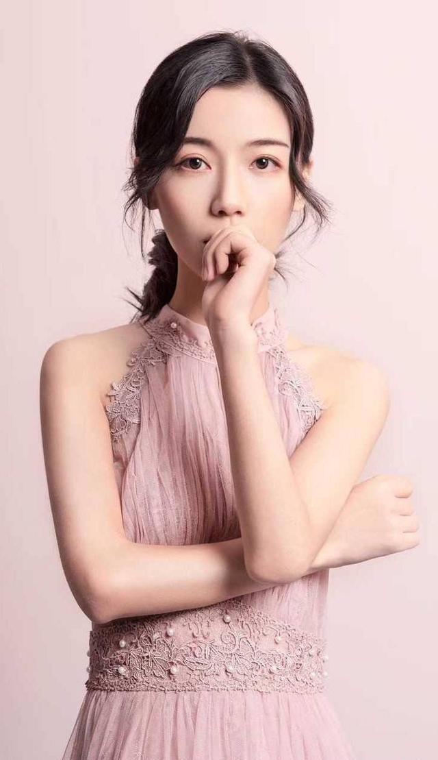 歌手是自己的挚爱,而很多人只知道古风圈河图,却不知道清丽温婉的银临