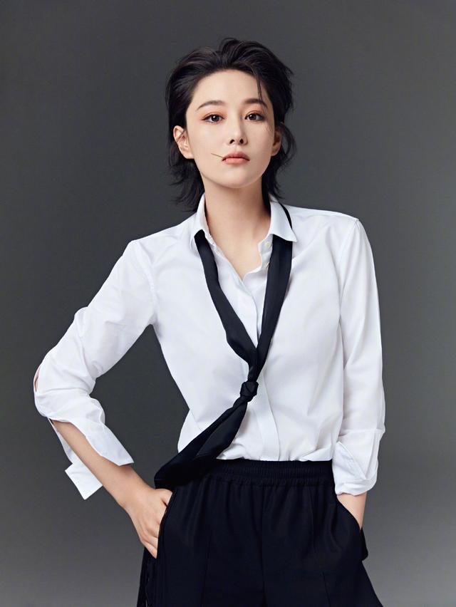 张馨予|张馨予穿睡衣现身机场，双手放背后像老干部，离女神形象越来越远