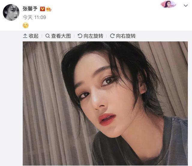 张馨予|张馨予穿睡衣现身机场，双手放背后像老干部，离女神形象越来越远