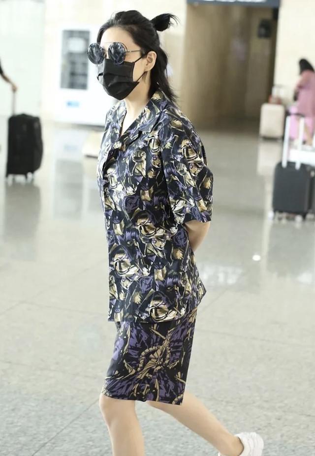 张馨予|张馨予穿睡衣现身机场，双手放背后像老干部，离女神形象越来越远