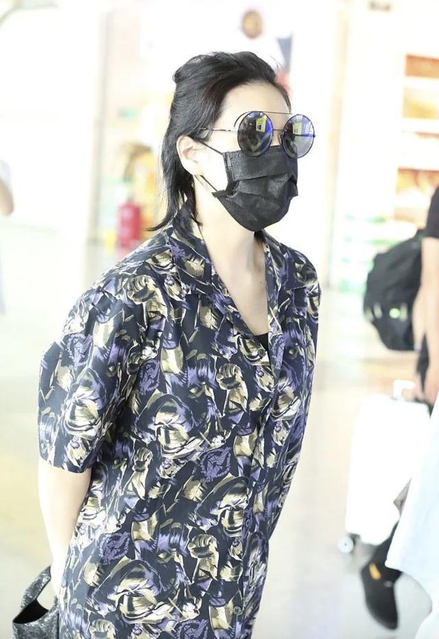 张馨予|张馨予穿睡衣现身机场，双手放背后像老干部，离女神形象越来越远