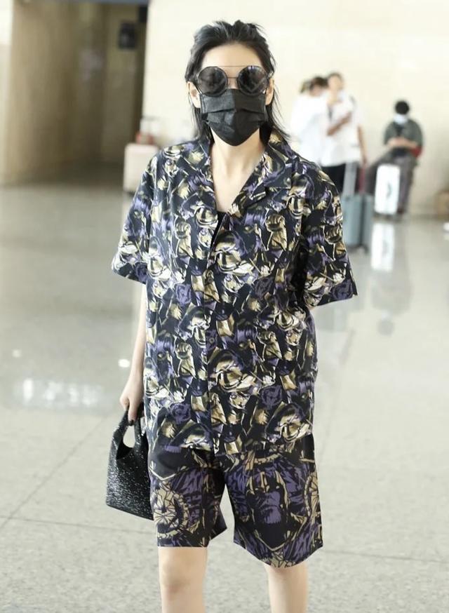 张馨予|张馨予穿睡衣现身机场，双手放背后像老干部，离女神形象越来越远