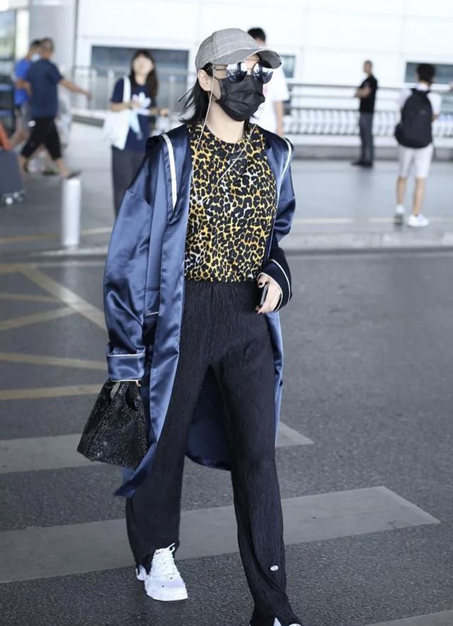 张馨予|张馨予穿睡衣现身机场，双手放背后像老干部，离女神形象越来越远