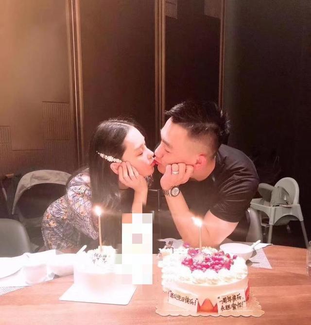 张馨予|张馨予穿睡衣现身机场，双手放背后像老干部，离女神形象越来越远