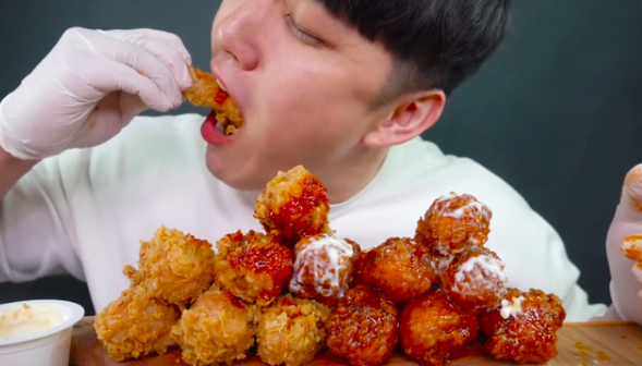 大胃王挑战40个"炸鸡腿",啃一口却看出猫腻,网友:当我们傻?