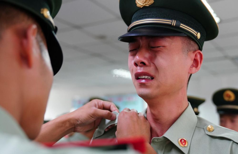 退伍老兵卸警衔硬汉哭成了泪人