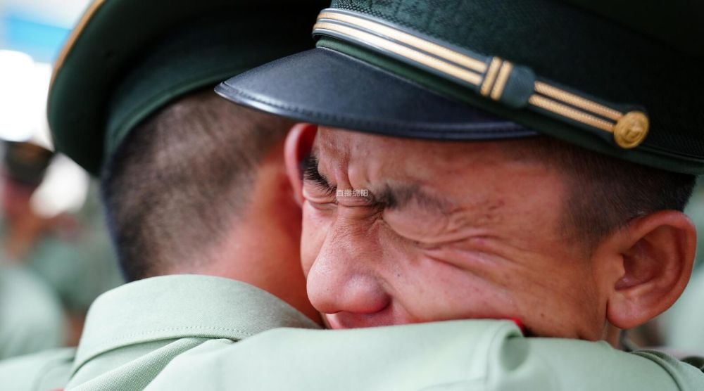 退伍老兵卸警衔硬汉哭成了泪人