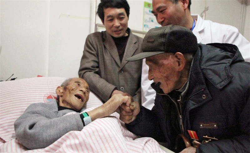 老人临终时的"胡言乱语",儿女要不要听?专家:必须认真听