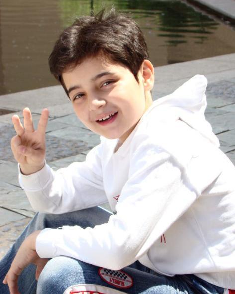 通过植发,他的头发又恢复到往常的水平,颜值重返巅峰.