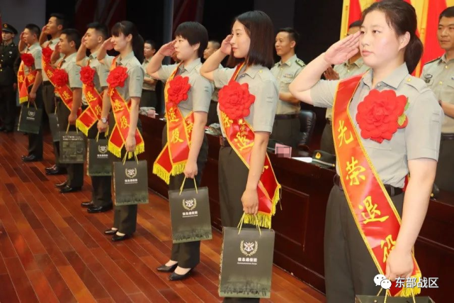 ▼ 最近这几年 无论是军官退役 亦或是士兵退伍 为退役军人赠送纪念品