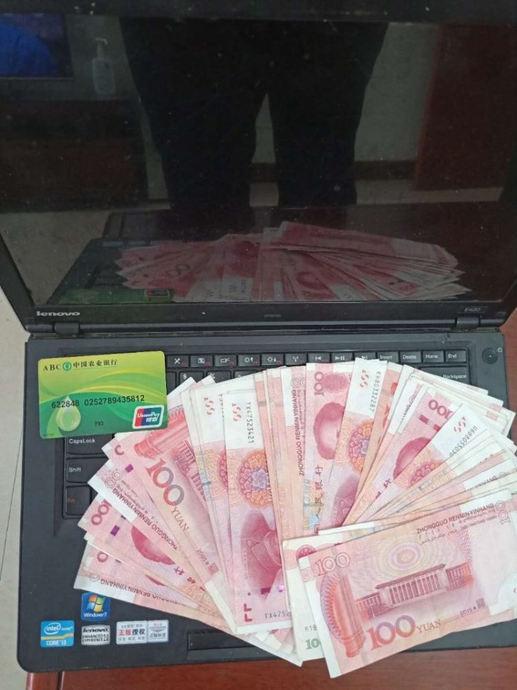 男子坐公交大意丢双肩包里面有电脑现金等物品