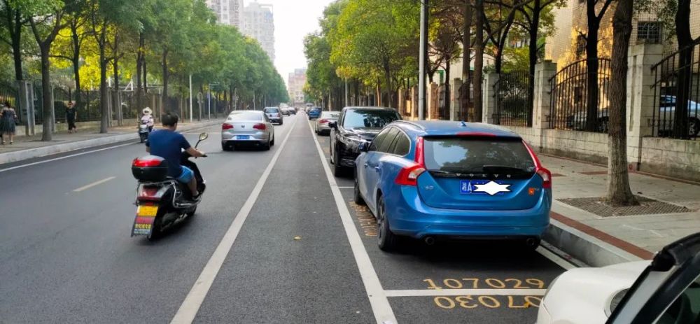 马路边的停车位属于公共场地为什么停车还收费