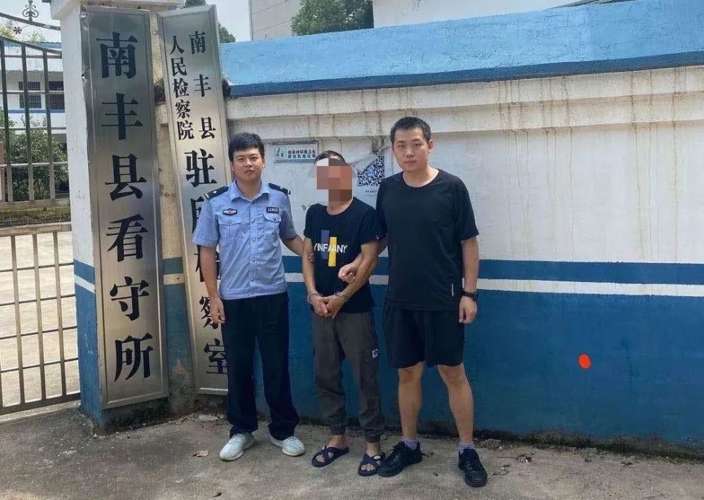 近日,南丰公安接到群众报警:其家门锁被撬,有人到里面偷东西.