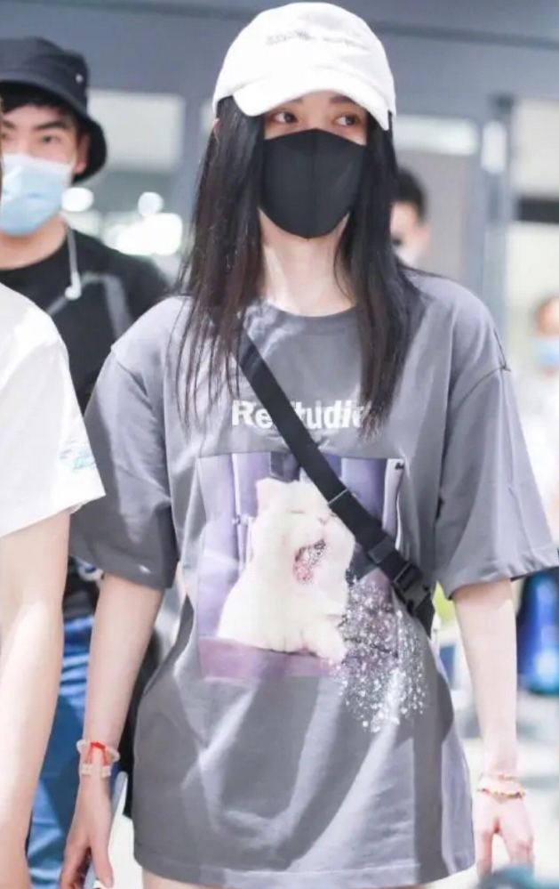 鞠婧祎|1米59鞠婧祎穿热裤露面，看她秀出的腿，关晓彤看了都得服气