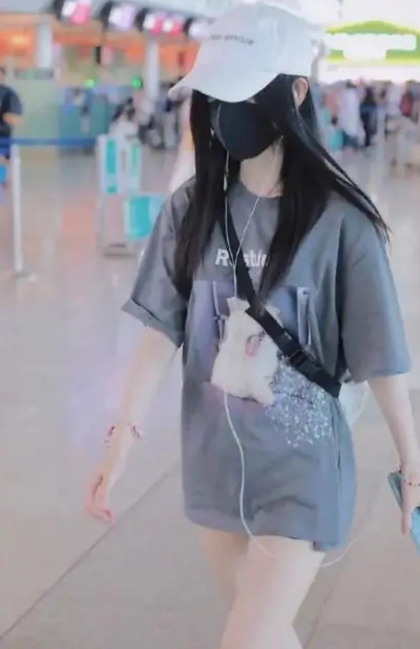 鞠婧祎|1米59鞠婧祎穿热裤露面，看她秀出的腿，关晓彤看了都得服气