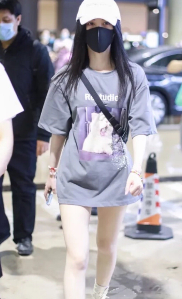 鞠婧祎|1米59鞠婧祎穿热裤露面，看她秀出的腿，关晓彤看了都得服气