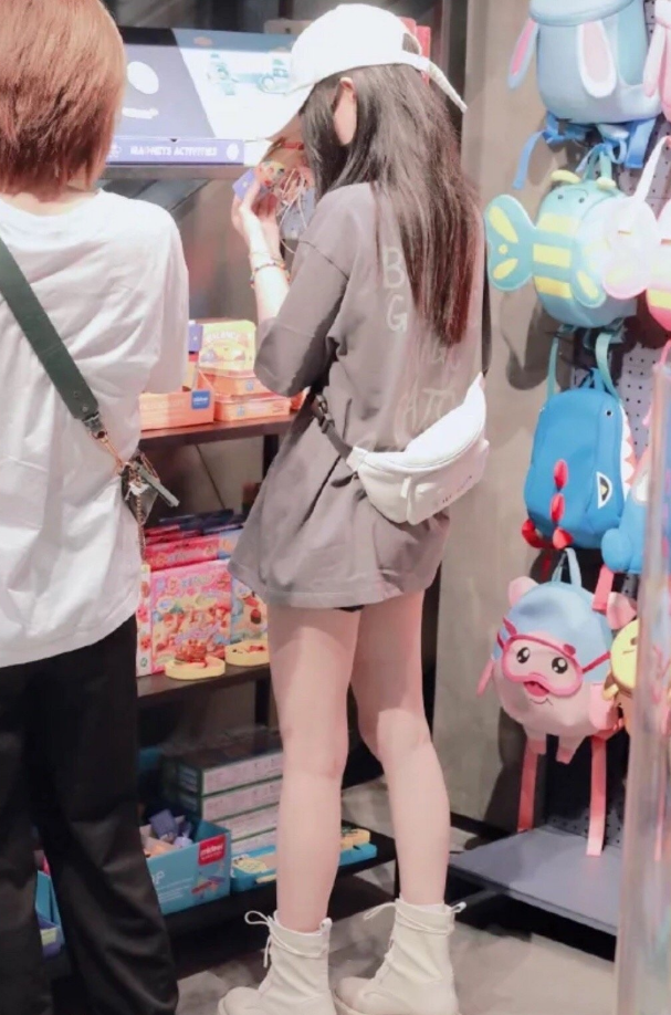 鞠婧祎|1米59鞠婧祎穿热裤露面，看她秀出的腿，关晓彤看了都得服气