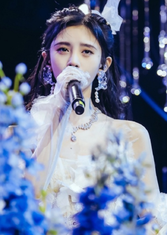 鞠婧祎|1米59鞠婧祎穿热裤露面，看她秀出的腿，关晓彤看了都得服气