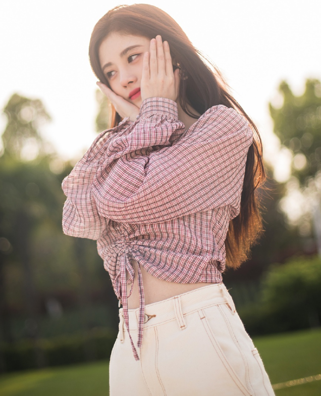 鞠婧祎|1米59鞠婧祎穿热裤露面，看她秀出的腿，关晓彤看了都得服气