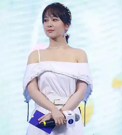 杨紫|杨紫真实身材如何，穿运动衫显露3层身材，广告商还忘了P掉？