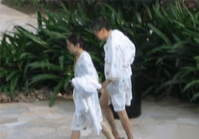 杨振宁|97岁杨振宁携44岁翁帆出席活动，身体倍棒精神好，娇妻发福衰老