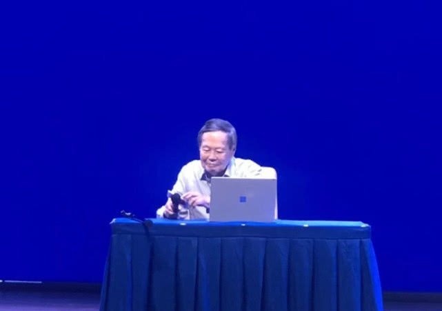 杨振宁|97岁杨振宁携44岁翁帆出席活动，身体倍棒精神好，娇妻发福衰老