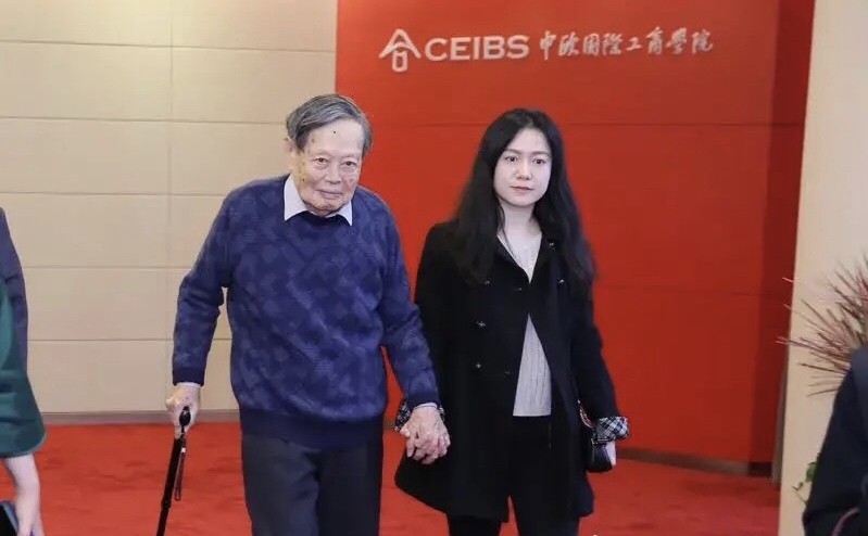 杨振宁|97岁杨振宁携44岁翁帆出席活动，身体倍棒精神好，娇妻发福衰老