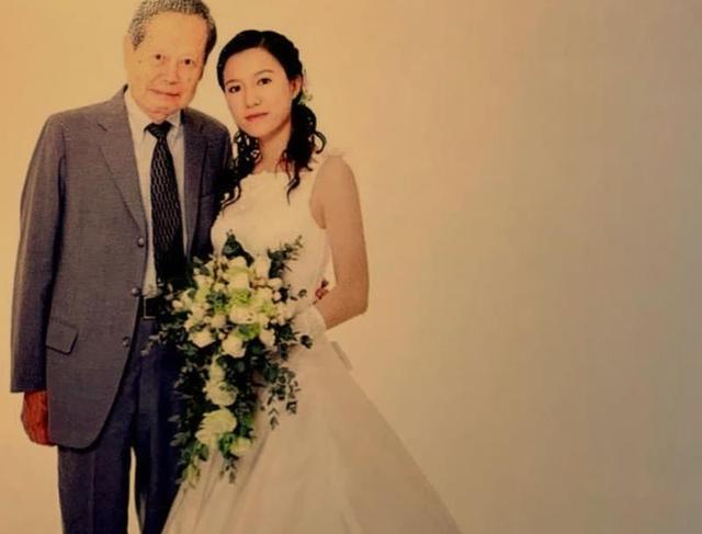杨振宁|97岁杨振宁携44岁翁帆出席活动，身体倍棒精神好，娇妻发福衰老