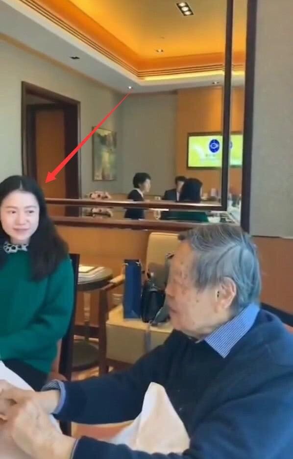 杨振宁|97岁杨振宁携44岁翁帆出席活动，身体倍棒精神好，娇妻发福衰老