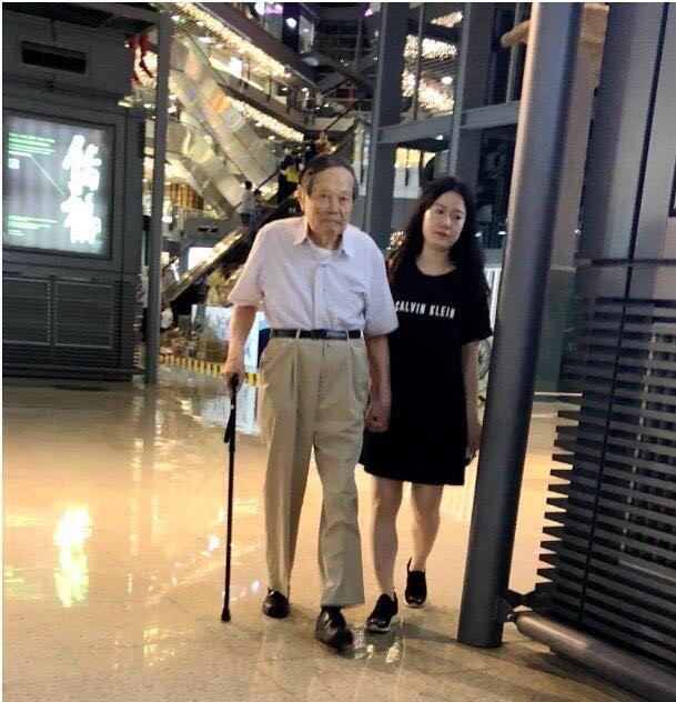 杨振宁|97岁杨振宁携44岁翁帆出席活动，身体倍棒精神好，娇妻发福衰老
