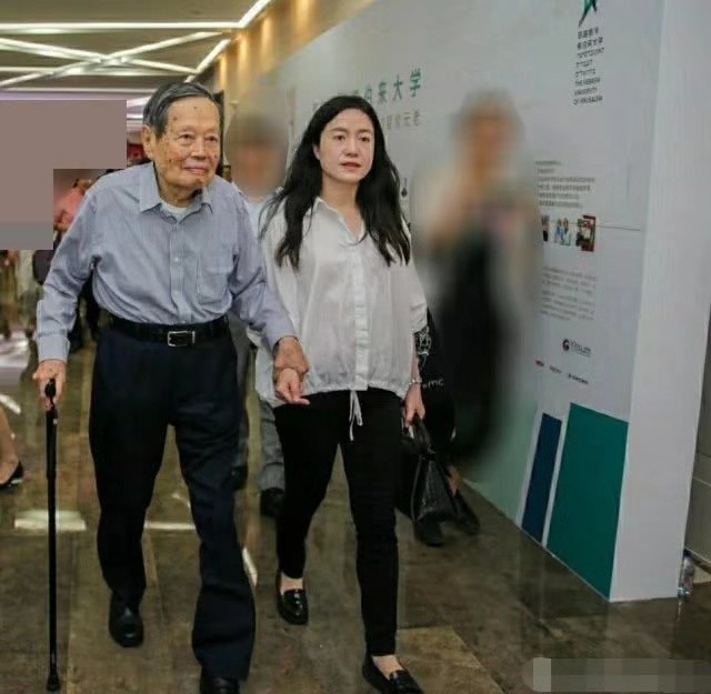 杨振宁|97岁杨振宁携44岁翁帆出席活动，身体倍棒精神好，娇妻发福衰老