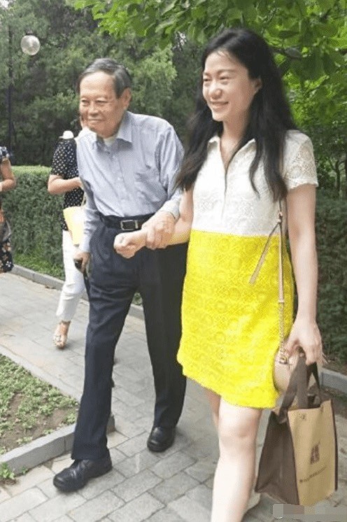杨振宁|97岁杨振宁携44岁翁帆出席活动，身体倍棒精神好，娇妻发福衰老