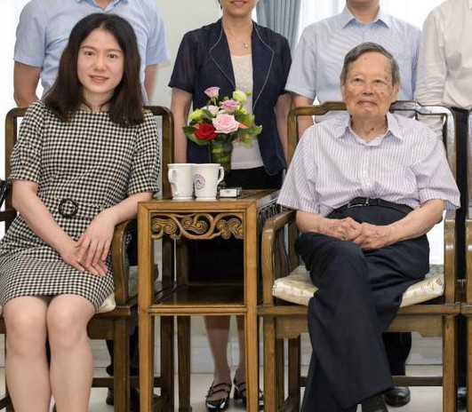 杨振宁|97岁杨振宁携44岁翁帆出席活动，身体倍棒精神好，娇妻发福衰老