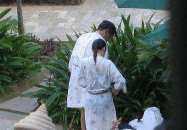 杨振宁|97岁杨振宁携44岁翁帆出席活动，身体倍棒精神好，娇妻发福衰老